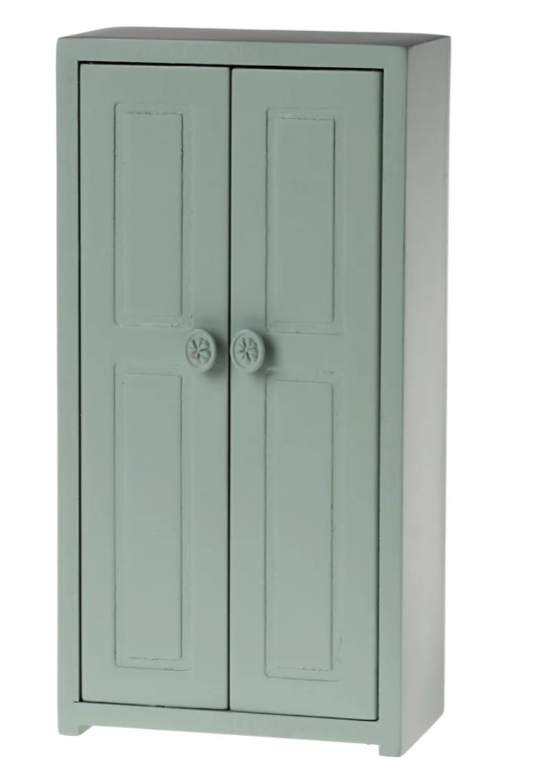 Wooden Closet, Mouse
